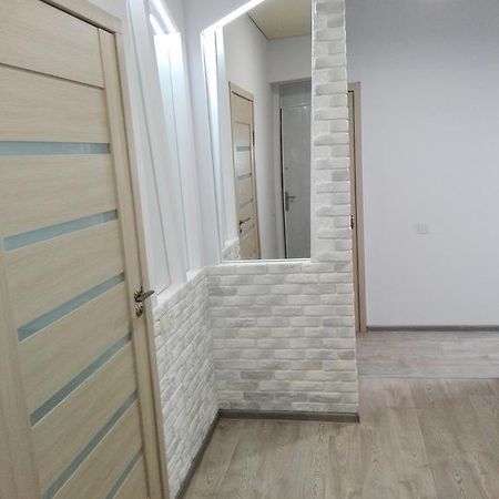 Apartment On Kryvorizhstal Street 35-24 Кривой Рог Екстериор снимка